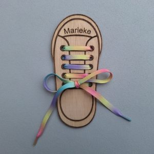 Houten veterschoen met naam